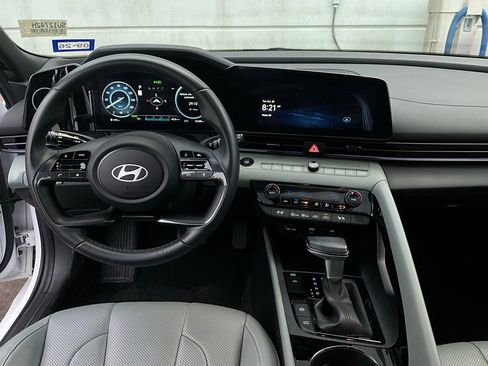 Used 2025 Hyundai Elantra Limited image 13