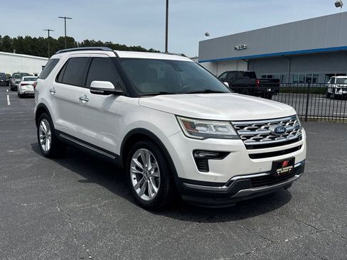 Used 2018 Ford Explorer Limited w/ Ford Safe & Smart Package FWD image 4
