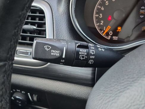 Used 2019 Jeep Grand Cherokee Laredo w/ Laredo X Package RWD image 16