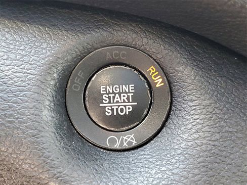 Used 2019 Jeep Cherokee Limited w/ Technology Group image 27