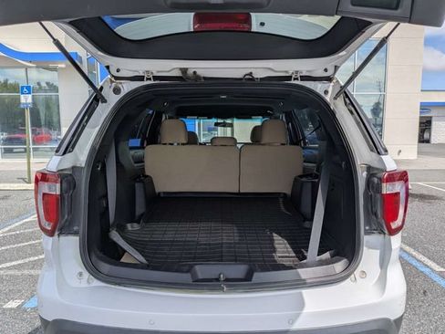Used 2017 Ford Explorer XLT FWD image 12