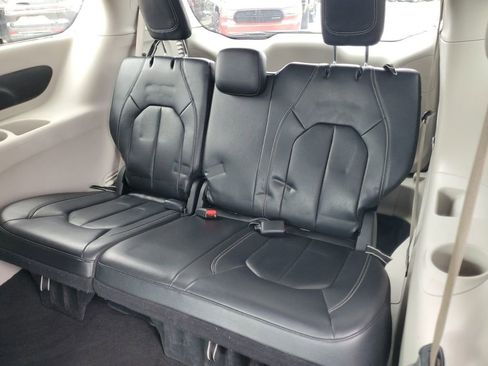 Used 2022 Chrysler Pacifica Touring-L image 33