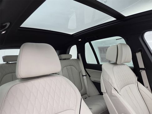 Used 2026 BMW X5 xDrive40i w/ M Sport Package image 19