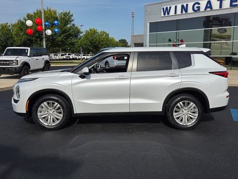 Used 2024 Mitsubishi Outlander ES FWD image 2