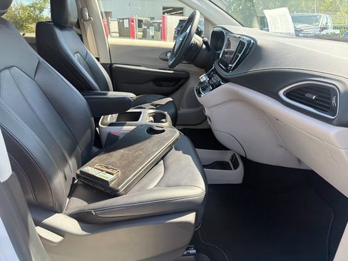 Used 2024 Chrysler Pacifica Touring-L FWD image 23