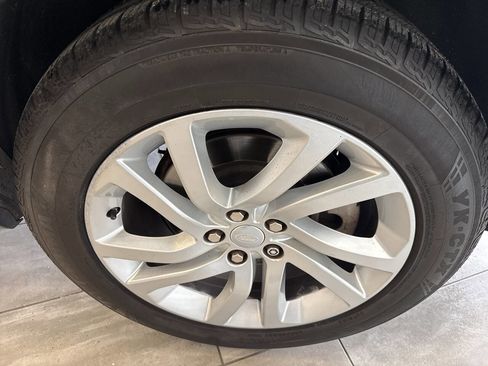 Used 2017 Land Rover Discovery HSE image 12