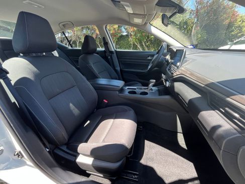 Used 2025 Nissan Altima 2.5 SV FWD image 36