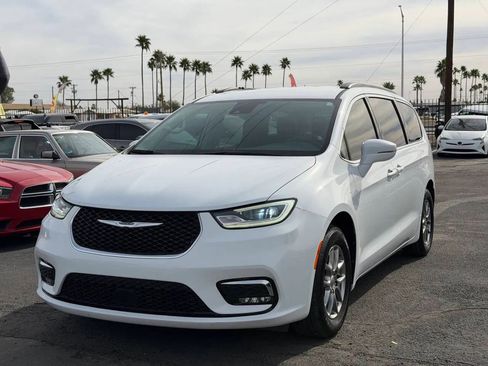 Used 2021 Chrysler Pacifica Touring FWD image 2