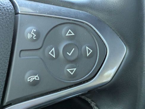 Used 2023 Chevrolet Traverse Premier FWD image 19
