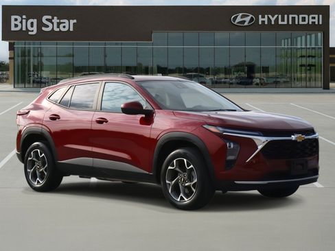 Used 2025 Chevrolet Trax LT w/ LT Convenience Package image 6