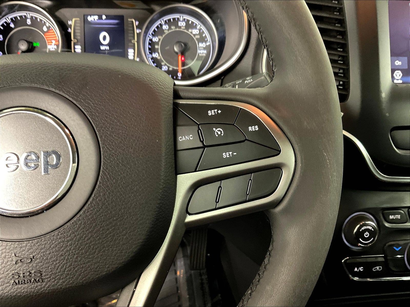Used 2020 Jeep Cherokee Latitude Plus FWD image 12