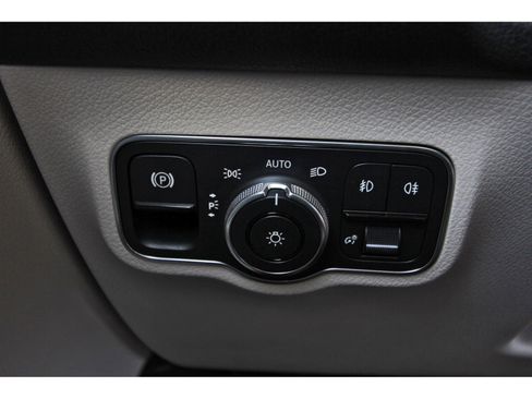 Used 2022 Mercedes-Benz GLB 250 w/ Premium Package Lite image 23