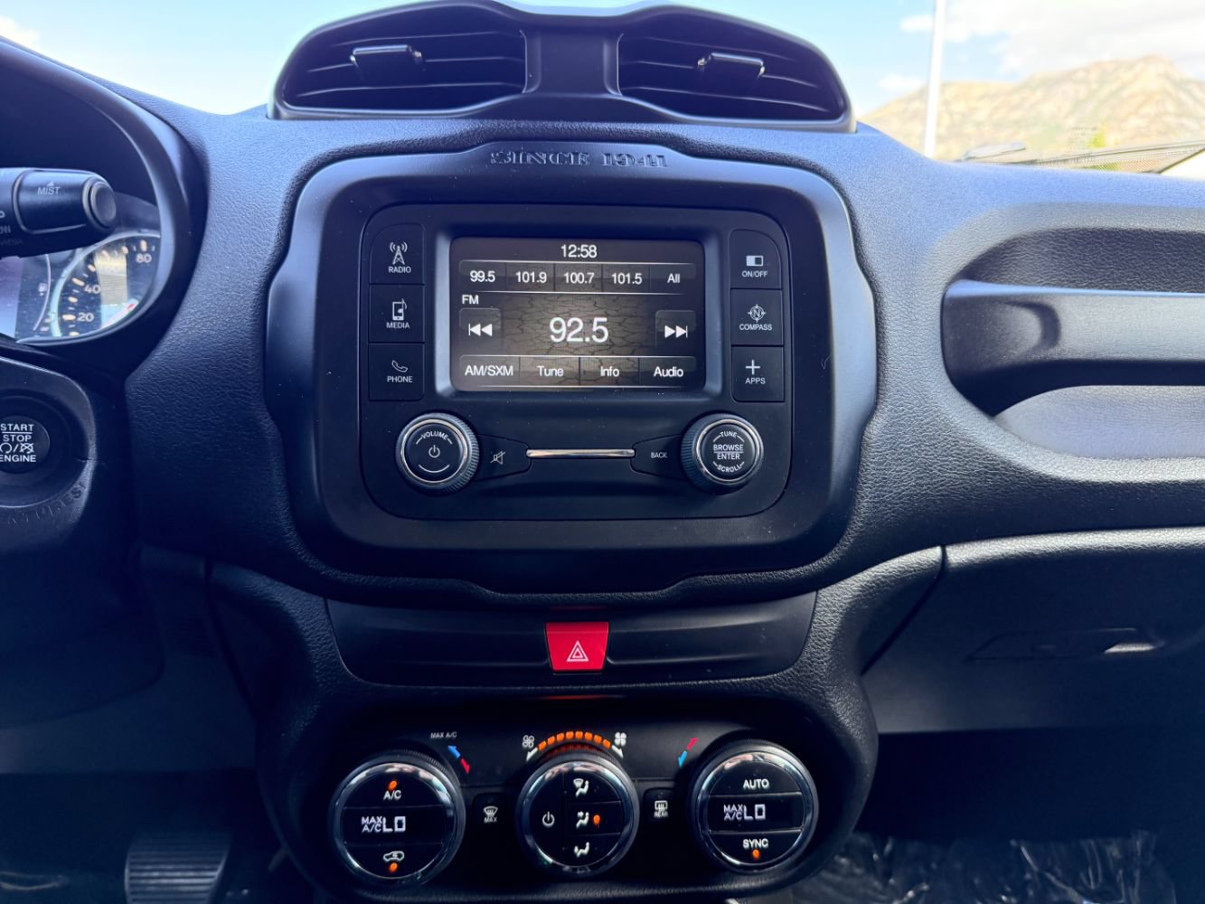 Used 2017 Jeep Renegade Altitude AWD/4WD image 17