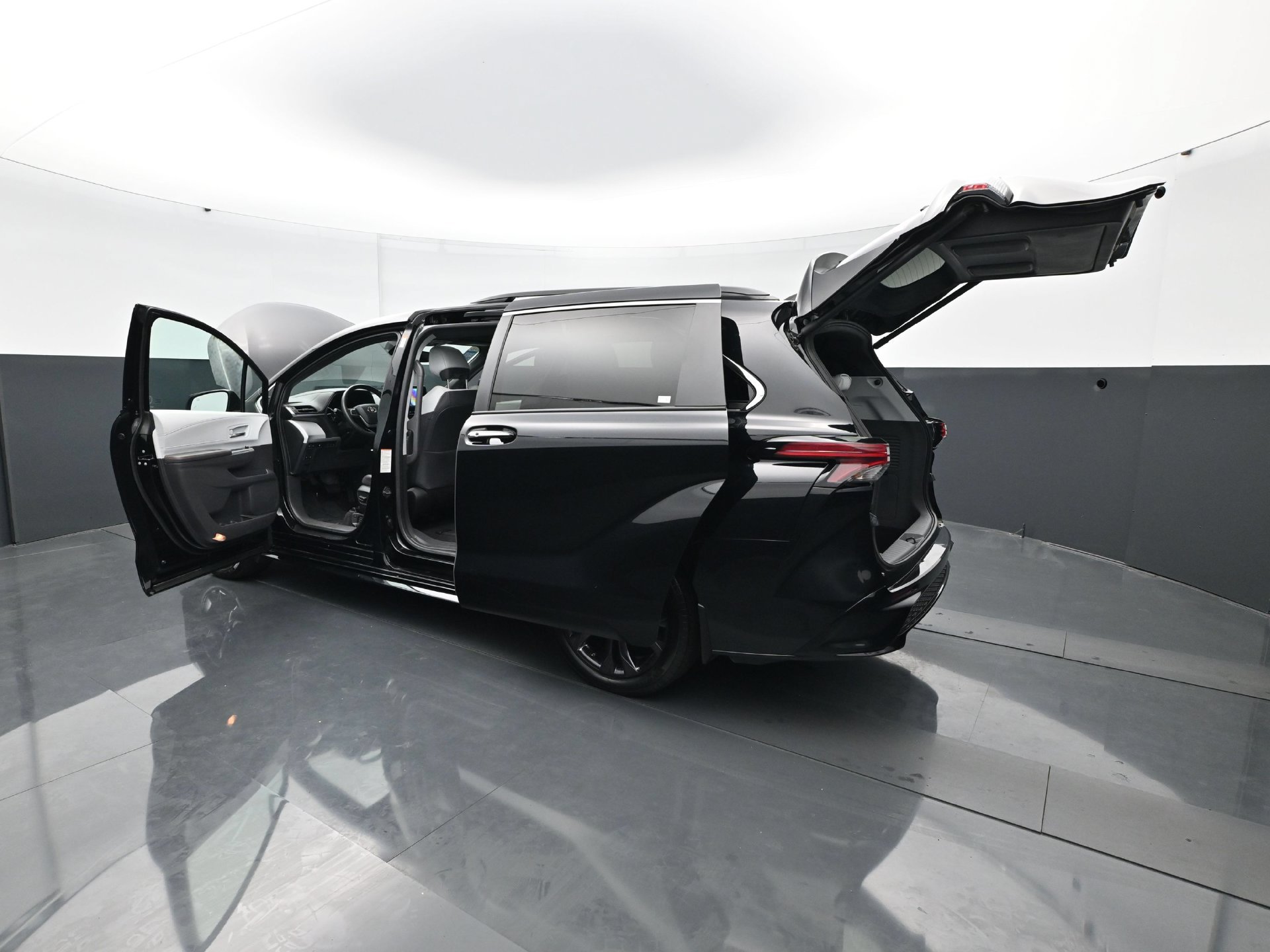 Used 2022 Toyota Sienna XSE FWD image 32