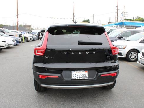 Used 2022 Volvo XC40 T4 Momentum image 5
