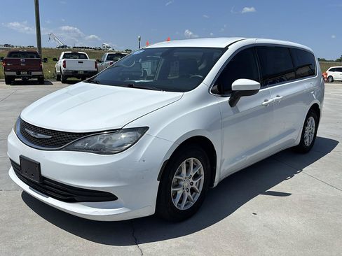 Used 2017 Chrysler Pacifica LX FWD image 8