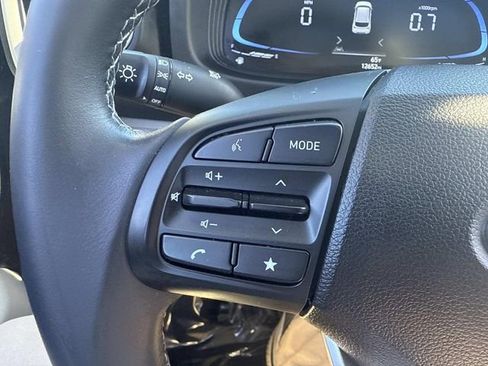 Used 2024 Hyundai Venue SEL image 31