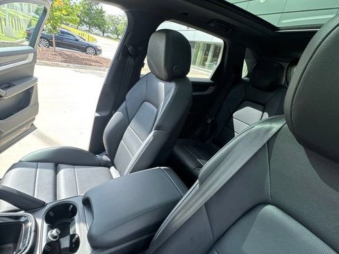 Used 2025 Porsche Cayenne S AWD/4WD image 12