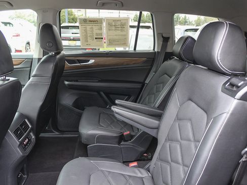 Used 2024 Volkswagen Atlas SE image 19