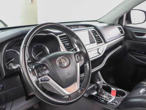 Used 2018 Toyota Highlander SE image 22