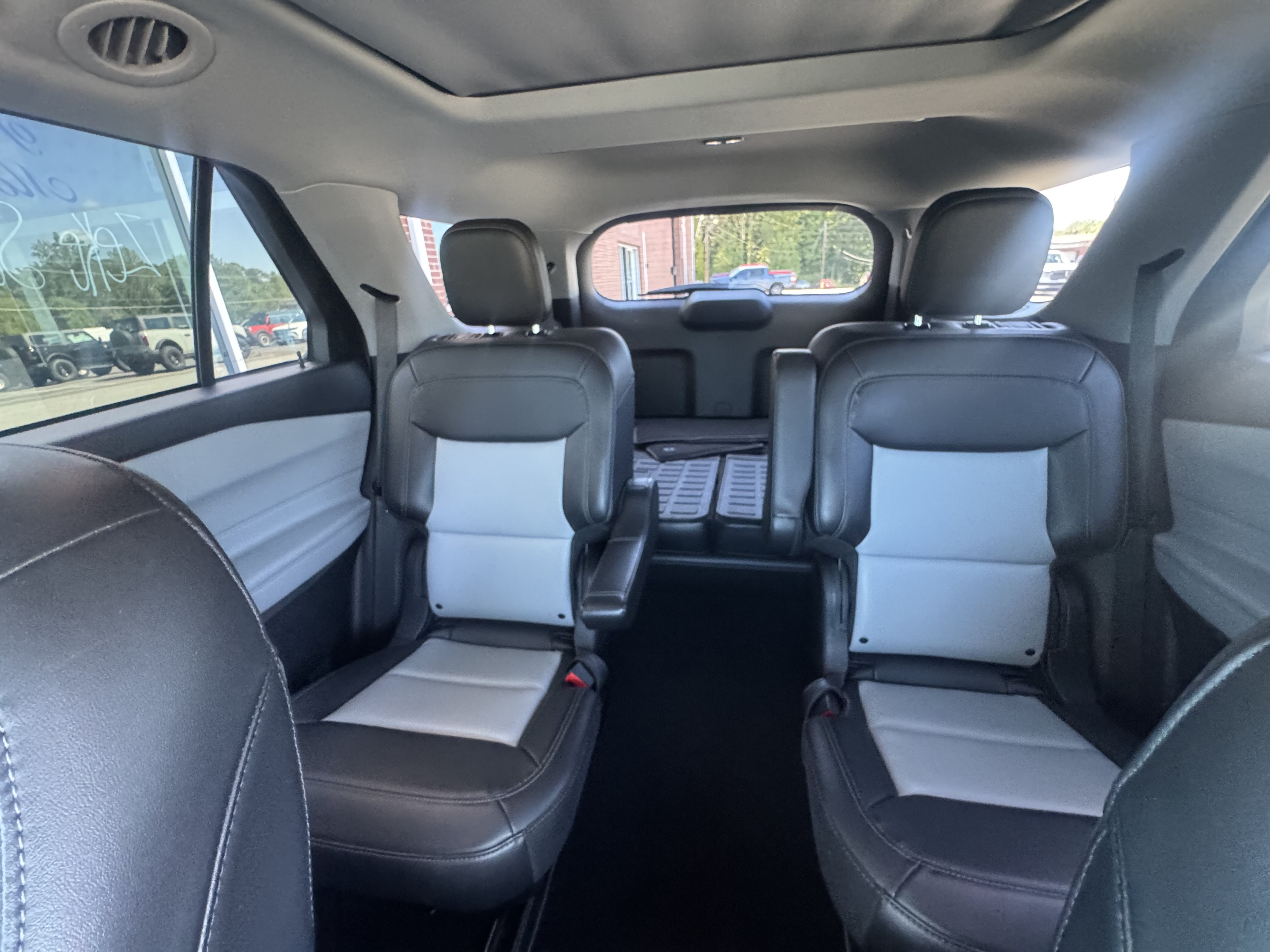 Used 2023 Ford Explorer XLT w/ Equipment Group 202A RWD image 11
