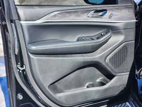 Used 2023 Jeep Grand Cherokee Limited w/ Black Appearance Package image 31