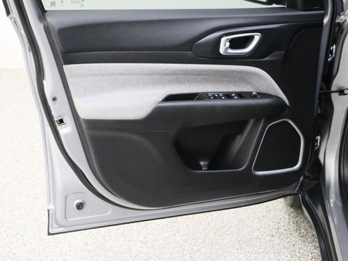 Used 2024 Jeep Compass Latitude image 12