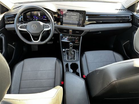 Used 2025 Volkswagen Jetta SE image 13