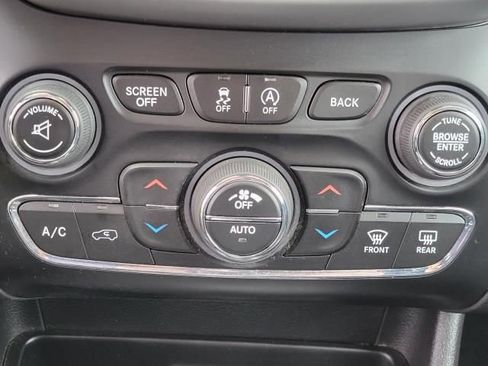 Used 2017 Jeep Cherokee Trailhawk w/ Comfort & Convenience Group AWD/4WD image 30