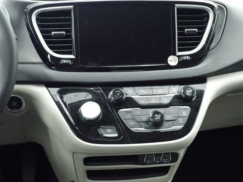 Certified 2023 Chrysler Pacifica Touring-L FWD image 25