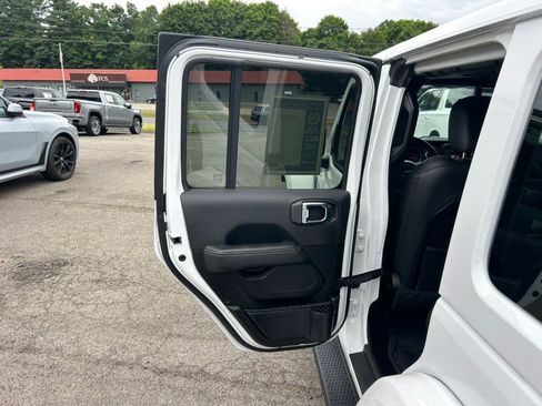 Used 2022 Jeep Wrangler Unlimited Sahara w/ Cold Weather Group AWD/4WD image 17