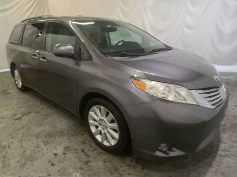 Used 2011 Toyota Sienna XLE image 2