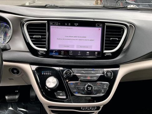 Used 2021 Chrysler Pacifica Touring-L FWD image 11
