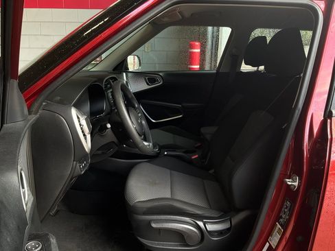 Used 2025 Kia Soul LX w/ LX Technology Package FWD image 10