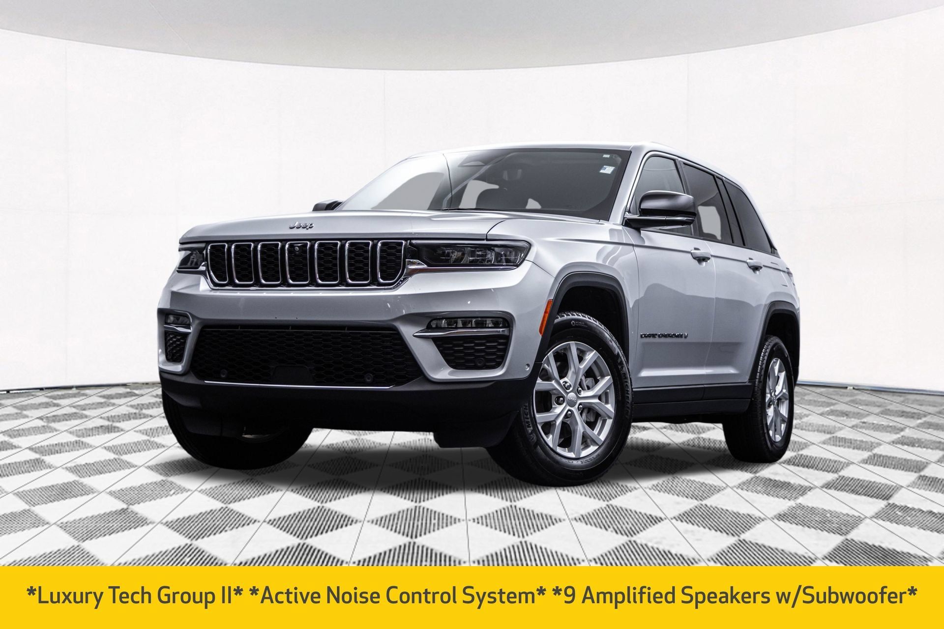 Used 2023 Jeep Grand Cherokee Limited w/ Luxury Tech Group II AWD/4WD image 2