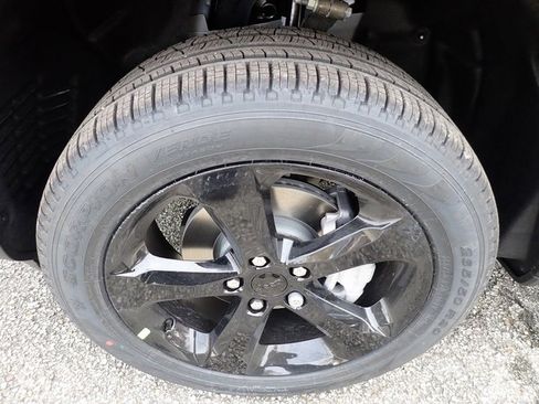 New 2025 Jeep Grand Cherokee Limited w/ Black Appearance Package image 11