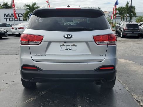 Used 2017 Kia Sorento LX image 7