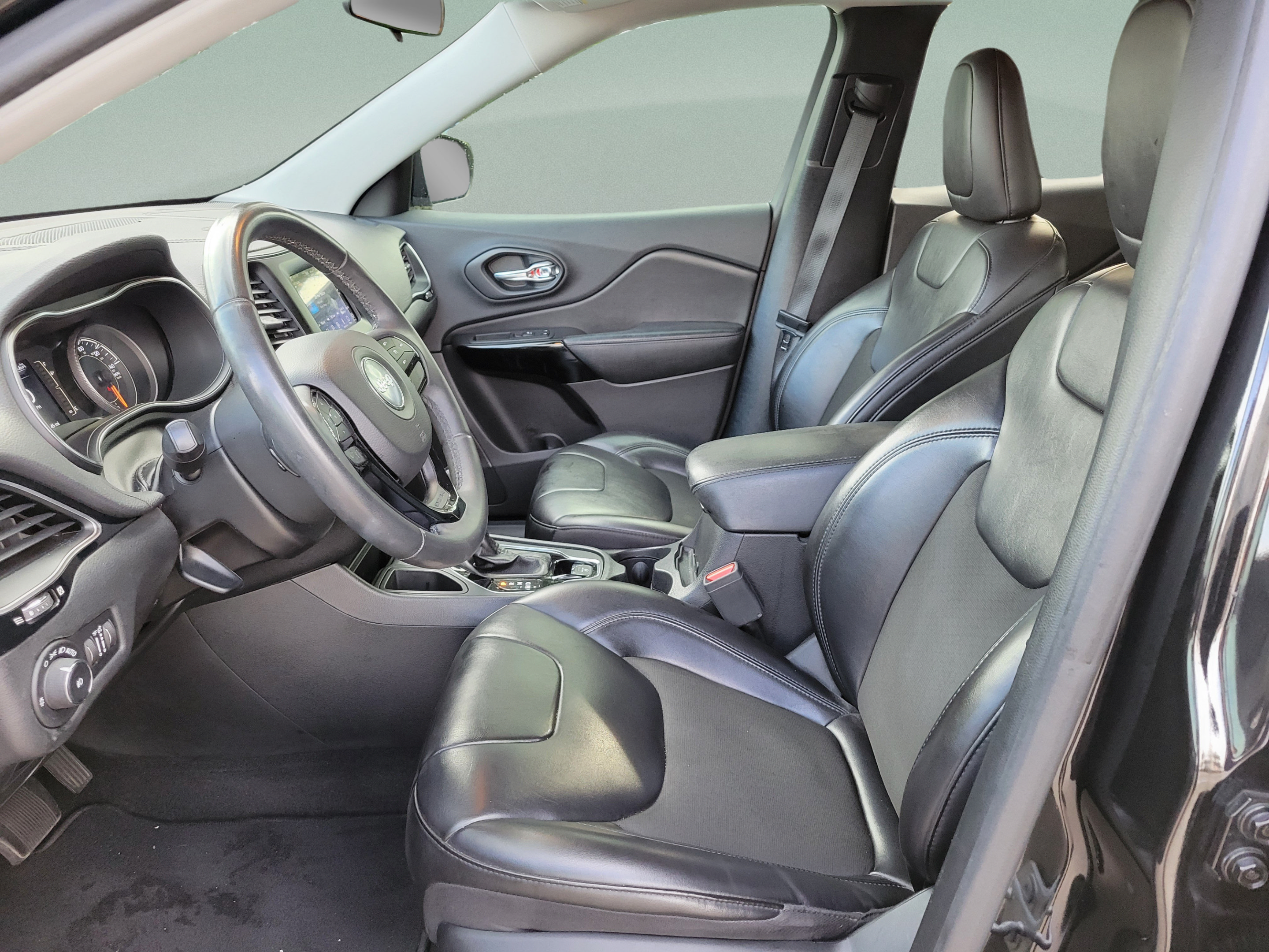 Used 2020 Jeep Cherokee Latitude Plus FWD image 18