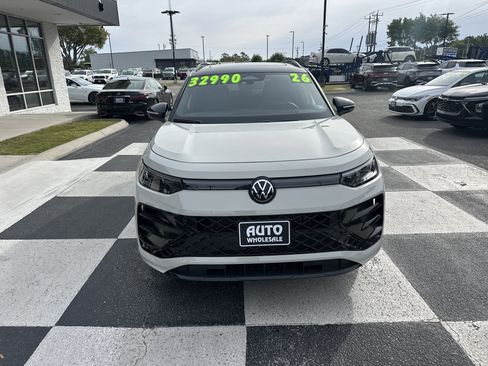 Used 2026 Volkswagen Tiguan SE R-Line image 2