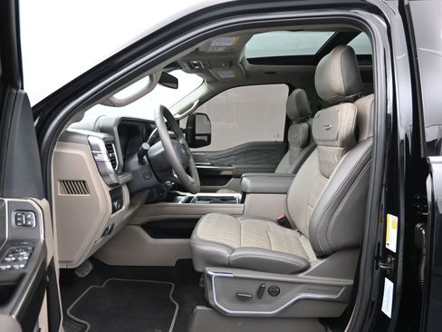 Used 2025 Ford F250 Platinum w/ Platinum Plus Package image 9