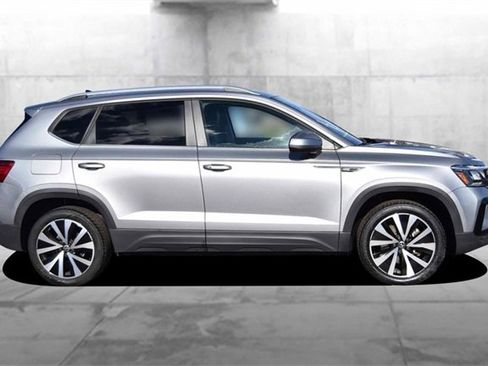 Certified 2023 Volkswagen Taos SE w/ Panoramic Sunroof Package image 5