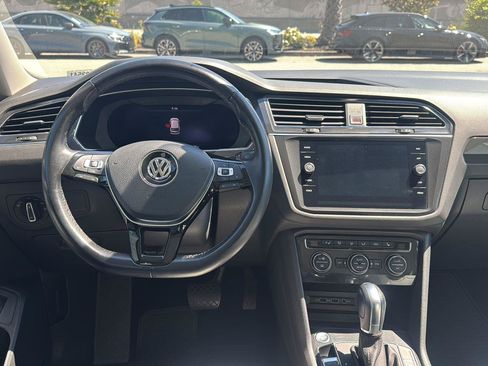 Used 2018 Volkswagen Tiguan SEL Premium w/ 3rd Row Seat Package AWD/4WD image 9