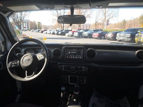Used 2023 Jeep Gladiator Sport image 9