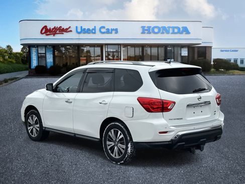 Used 2017 Nissan Pathfinder SV image 3