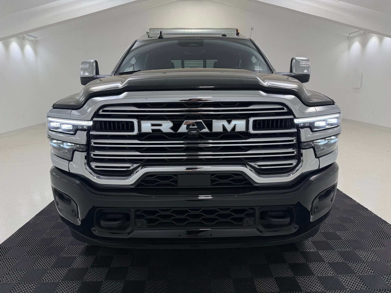 Used 2025 RAM 2500 Laramie AWD/4WD image 2