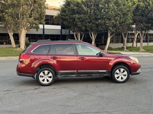 Used 2011 Subaru Outback 2.5i Premium w/ All-Weather Pkg AWD/4WD image 5