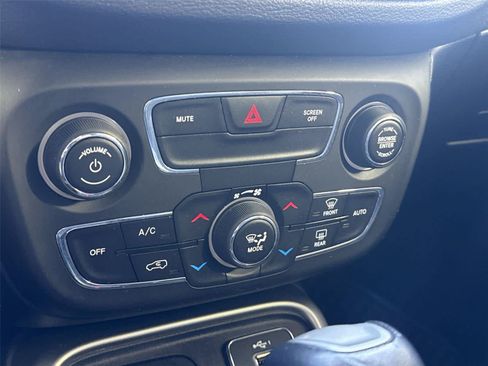 Used 2019 Jeep Compass Latitude w/ Cold Weather Group AWD/4WD image 17