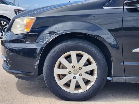Used 2014 Chrysler Town & Country Touring FWD image 9