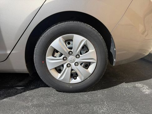 Used 2016 Hyundai Elantra SE FWD image 22