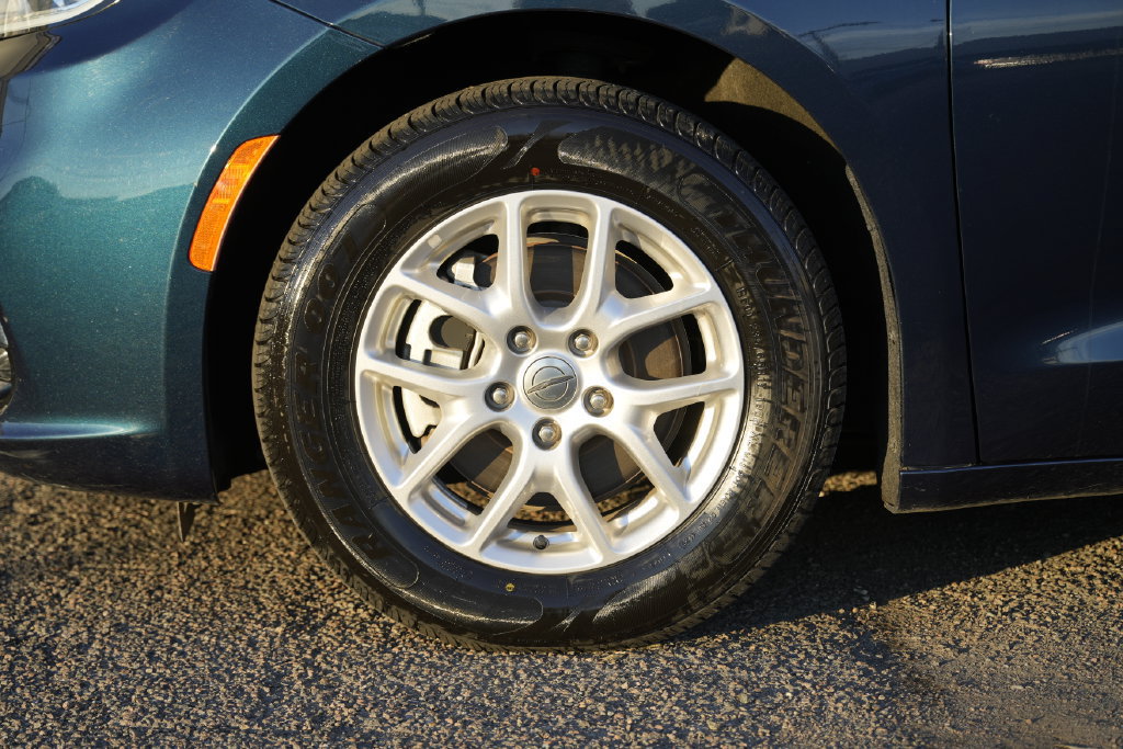 Used 2023 Chrysler Pacifica Touring-L FWD image 13